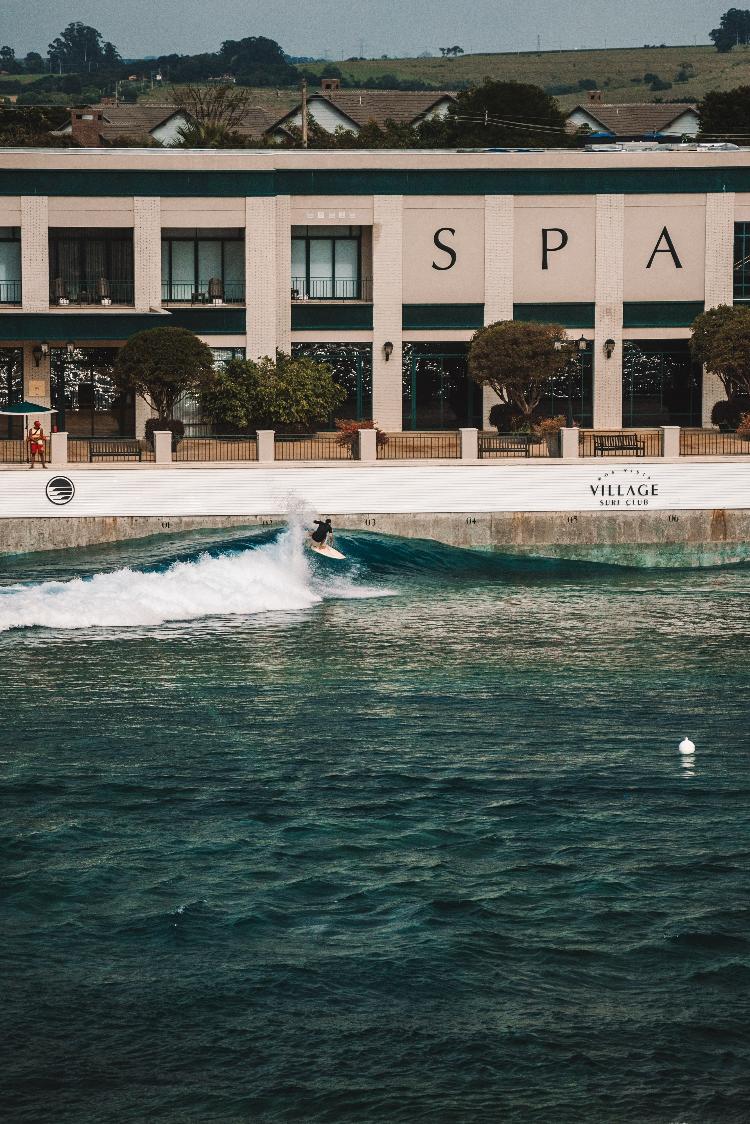 Em Porto Feliz, no interior de São Paulo, a piscina de ondas faz parte do complexo Boa Vista Village