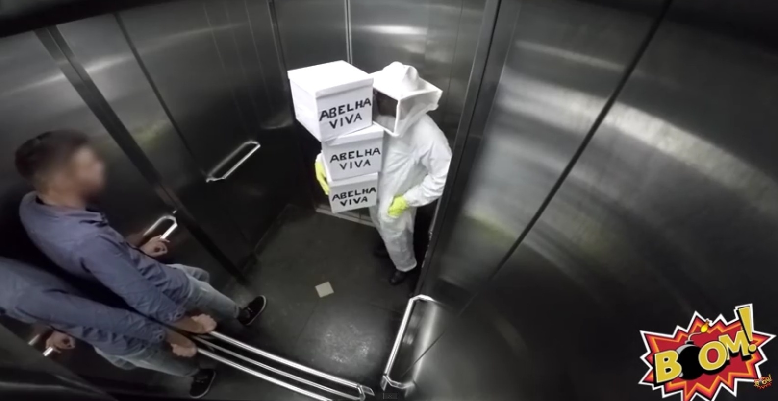Cena da pegadinha da "Abelha no Elevador" do canal "Boom" - Divulgação