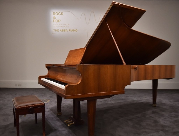 O piano usado pelo Abba na década de 1970, que será leiloado em Londres - Ben Stansall/AFP Photo