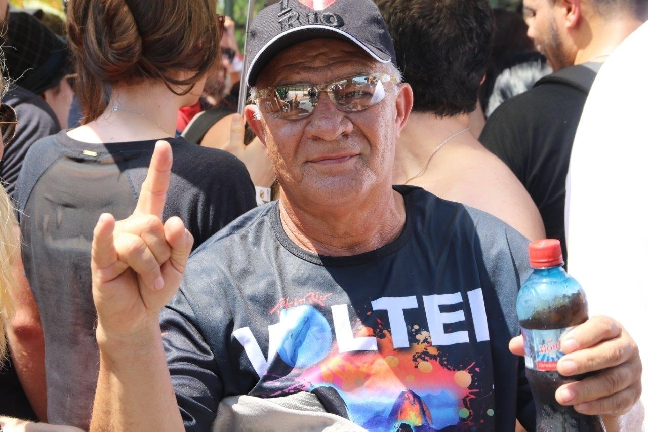 18.set.2015- Fã espera por mais uma edição do Rock in Rio, na entrada da Cidade do Rock - Zulmair Rocha/UOL