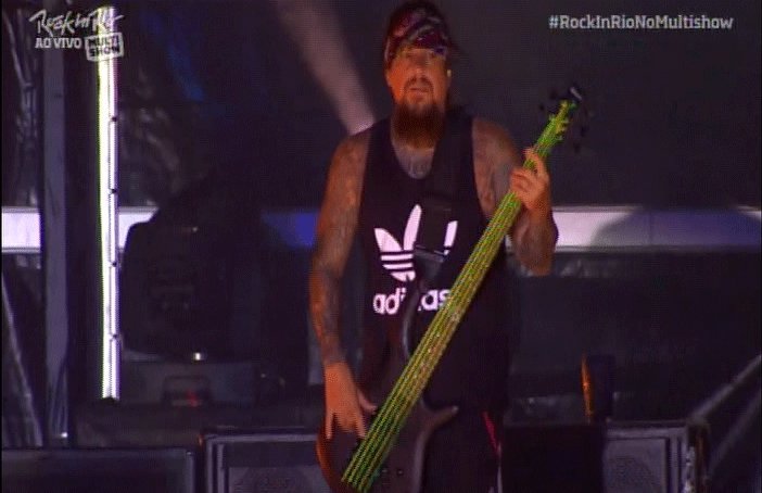 19.set.2015 - O baixista do Korn Reginald Arvizu toca com cordas verde-amarelas em homenagem ao Brasil durante o Rock in Rio - Reprodução
