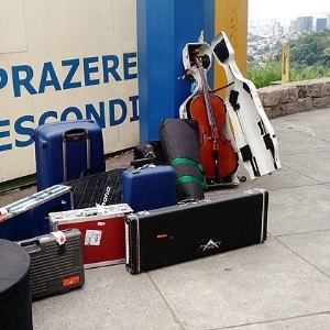 Instrumentos da banda de Maria Gadú foram deixados em uma calçado no centro do Rio - Divulgação