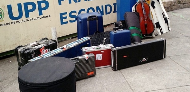 Instrumentos da banda de Maria Gadú foram deixados em uma calçado no centro do Rio - Divulgação