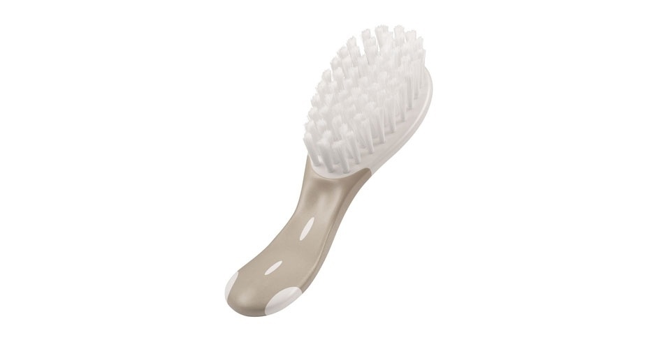 Escova Extra Soft, da Nuk (www.nuk.com.br), com cerdas de nylon super macias para massagear o couro cabeludo do bebê. O cabo ergonômico garante fixação na mão dos pais. R$ 35,90. Preço pesquisado em outubro de 2015 e sujeito a alterações - Divulgação