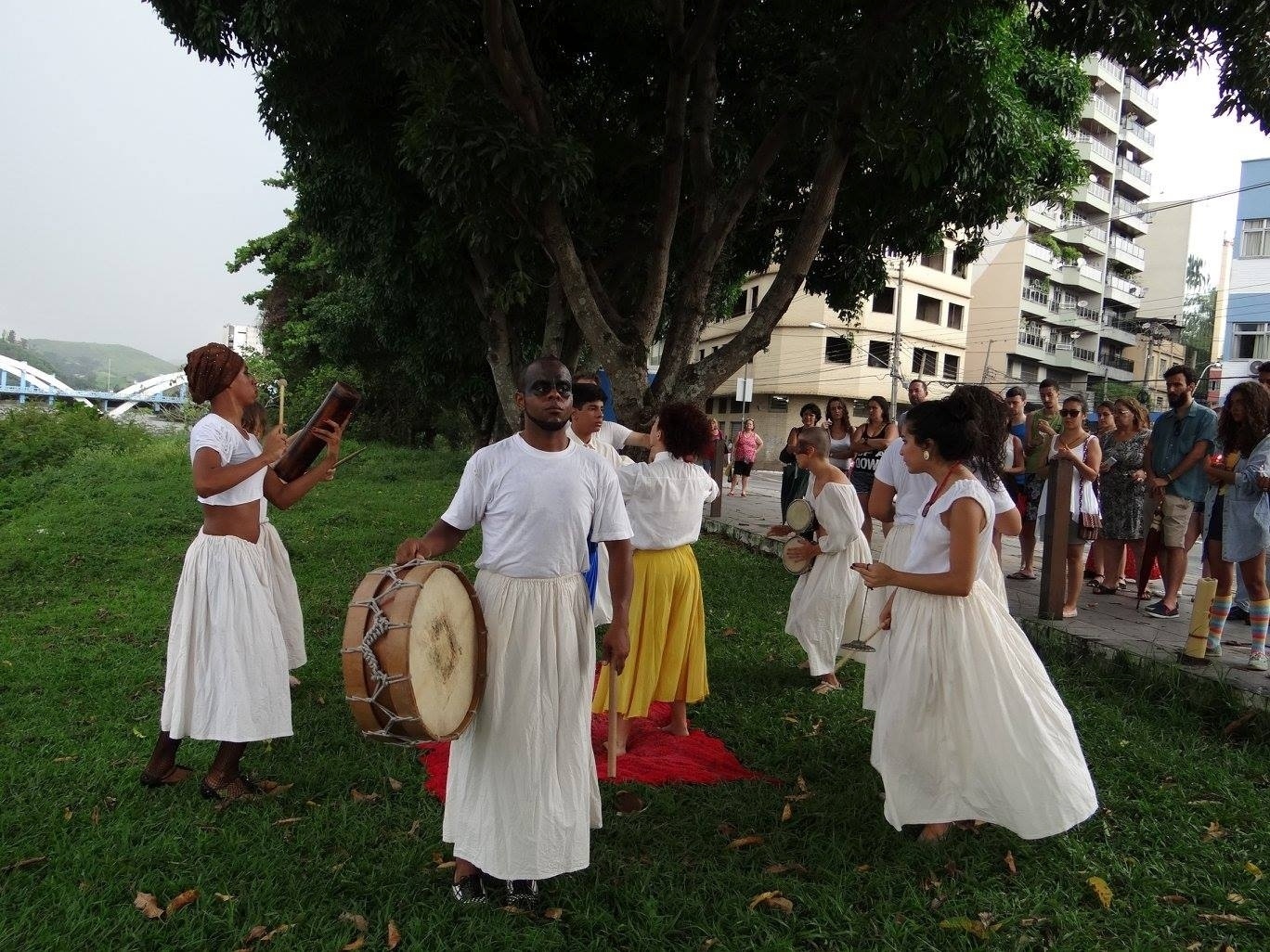 28.dez.2015 - Um grupo de atores de Barra Mansa (RJ) homenageou no rio Paraíba do Sul as vítimas da lama que vazou de uma barragem em Mariana (MG) - Cleston Teixeira/Divulgação