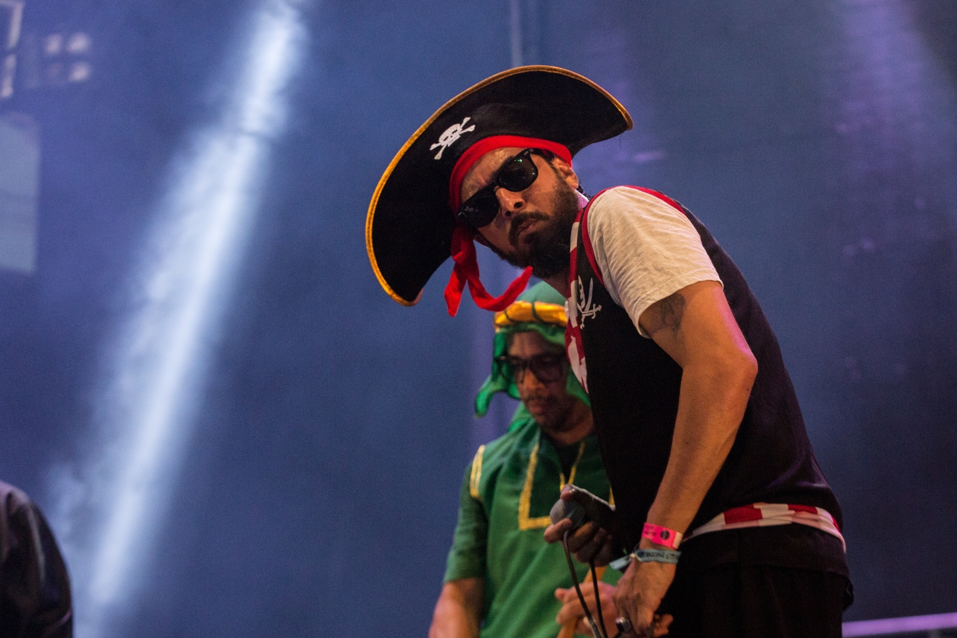 8.fev.2016 - A banda Nação Zumbi se apresenta no palco do Marco Zero, no Carnaval do Recife. Integrantes subiram ao palco fantasiados - Roberta Guimarães/UOL