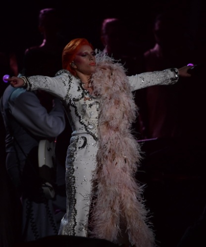 15.fev.2016 - Inspirada no figurino de David Bowie, Lady Gaga faz performace impactante e 