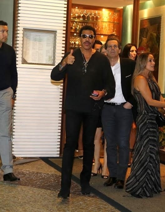 4.mar.2016 - Lionel Richie acena para fotógrafos ao deixar restaurante em Ipanema, no Rio de Janeiro. O cantor está no Brasil par shows em Curitiba (PR) neste domingo; no Rio de Janeiro na terça-feira; e em São Paulo na quarta - Fábio Martins/AgNews