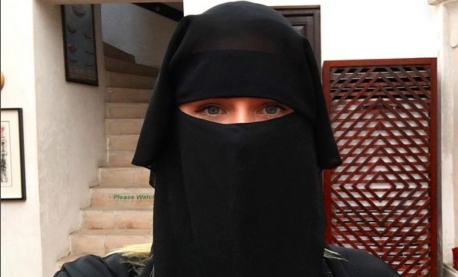 21.mar.2016- Fiorella Mattheis usa um Niqab, um tipo de lenço que cobre o rosto e deixa só os olhos à mostra, para visitar mesquita em Dubai,nos Emirados Árabes - Reprodução/Instagram/Fiorella Matheis