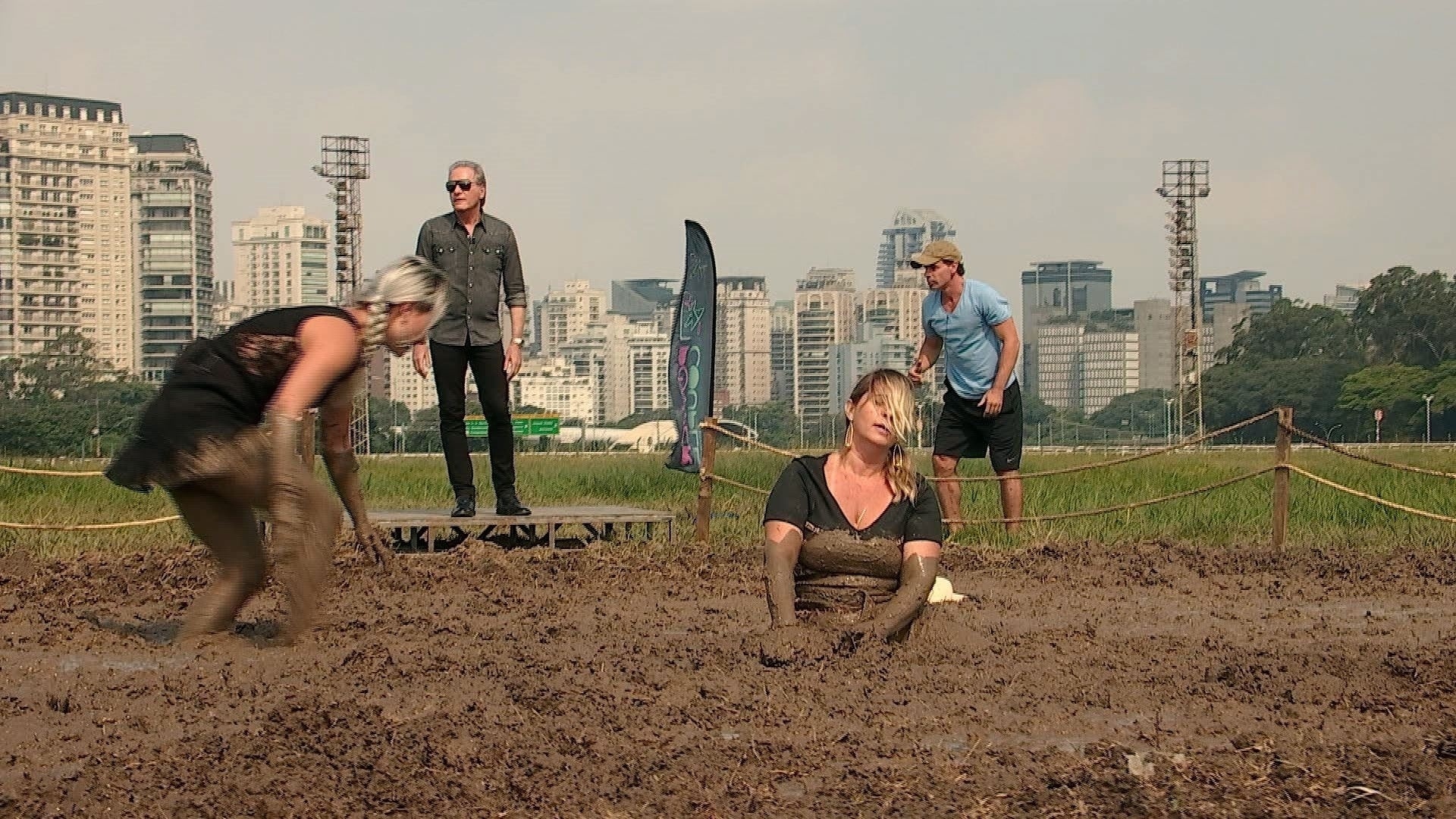 Mulheres disputam prova realizada em piscina de esterco no "Power Couple Brasil" - Divulgação/Record