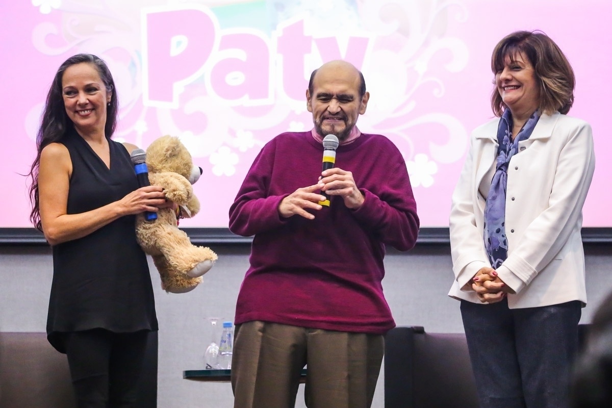 14.mai.2016 - A dubladora Cecília Lemes, mais conhecida por dublar Chiquinha no Brasil, mas que fazia a segunda voz de Paty, também participou do encontro com Ana Lilian e Edgar Vivar - Manuela Scarpa/Brazil News