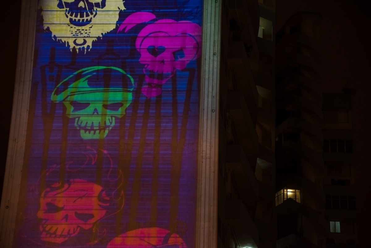 03.ago.2016 - Na noite desta quarta-feira, um prédio localizado em uma das esquinas mais famosas de São Paulo, avenida Paulista com Rua da Consolação, recebeu um show de projeções inspiradas no filme "Esquadrão Suicida", que estreia nesta quinta-feira no Brasil - Divulgação