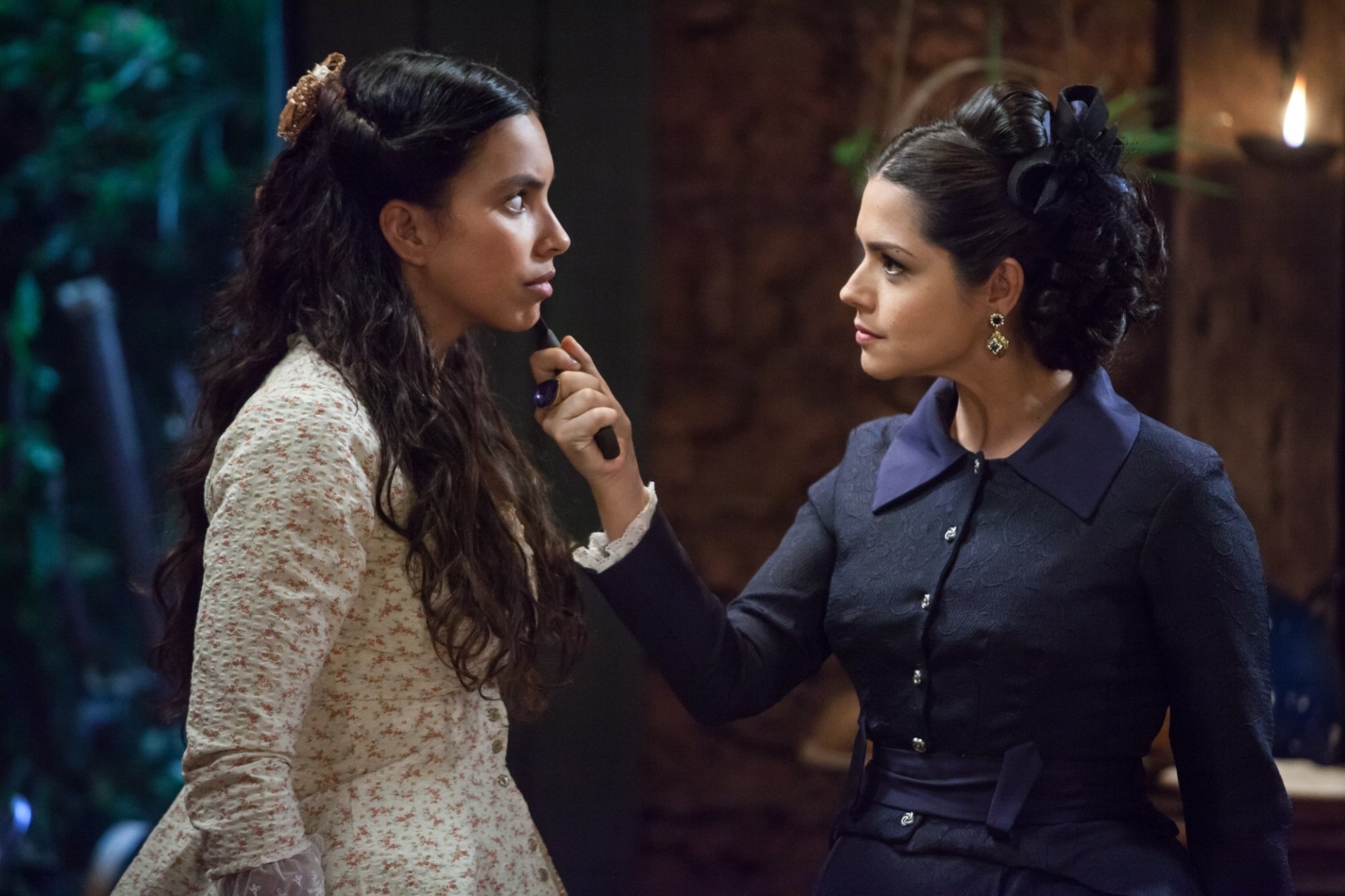 Isabel ameaça Juliana com uma faca em "Escrava Mãe" - Edu Moraes/Rede Record