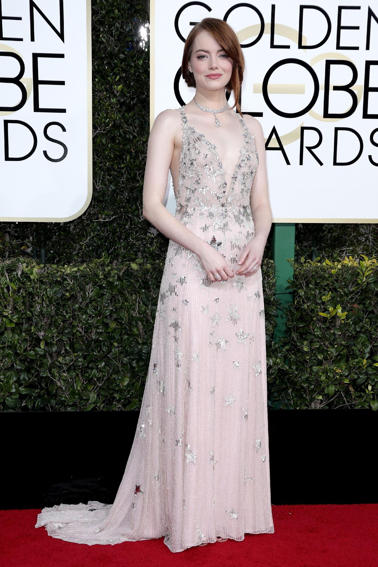Emma Stone posou no tapete vermelho do Globo de Ouro e levou o prêmio de Melhor Atriz de comédia ou musical por "La La Land" - ZUMAPRESS