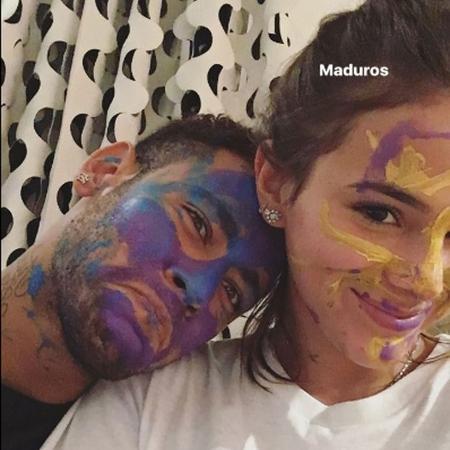 Bruna Marquezine compartilha uma foto com rosto todo pintado ao lado de Neymar   - Reprodução/Instagram/@brumarquezine