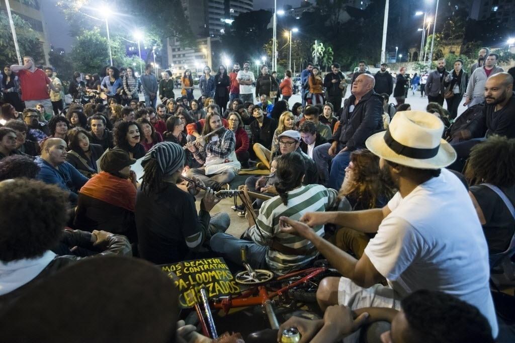 Fãs acendem velas e cantam músicas em memória do cantor cearense Belchior, na praça Roosevelt, no centro de São Paulo - Marcelo Justo/Folhapress