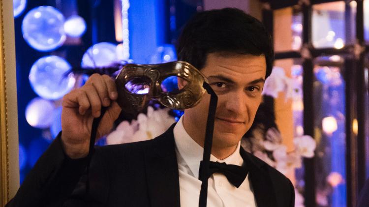 Eric acha que está conversando com a Consulesa de Portugal e nem desconfia que Sandra é sua funcionária - Cesar Alves/TV Globo - Cesar Alves/TV Globo