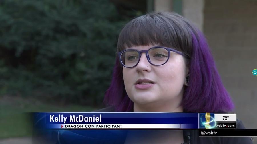 Em entrevista após o acidente, Kelly McDaniel creditou sua sobrevivência ao traje que utilizava no momento em que foi atingida - Reprodução/WSB-TV