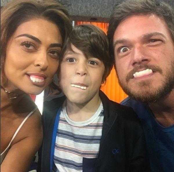 Ao lado de João Bravo (Dedé) e Emilio Dantas (Rubinho), Juliana relembra a família Matoso da novela "Vamp" usando dentaduras de vampiros na pausa da gravação de "A Força do Querer". - Reprodução Instagram/Juliana Paes