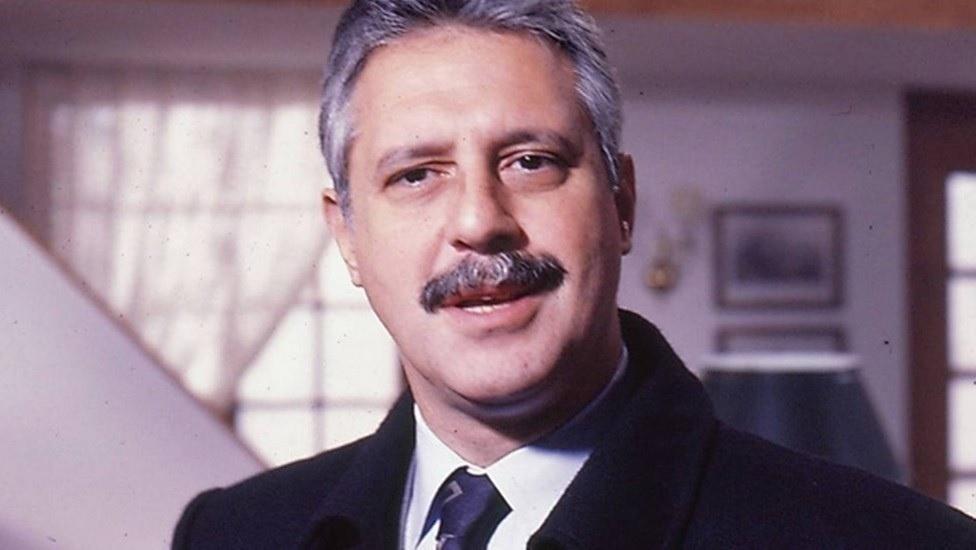 Reprisada recentemente pelo canal pago Viva, "O Dono do Mundo" (1991) desagradou Antonio Fagundes, que viveu o cirurgião plástico Felipe Barreto. O ator se incomodou e chegou a reclamar que seu personagem se transformou de vilão a mocinho abruptamente: "O Felipe Barreto ainda vai ser canonizado [...] Acho que ninguém muda tanto de caráter assim. Mas a função de uma novela é entreter o público" - Reprodução/TV Globo