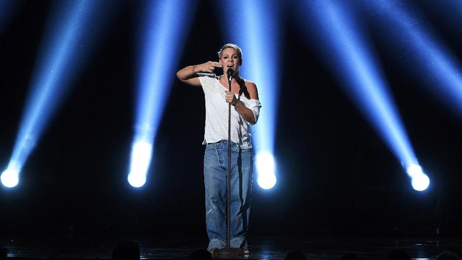 Pink se apresenta no palco do Grammy 2018 - Getty Images