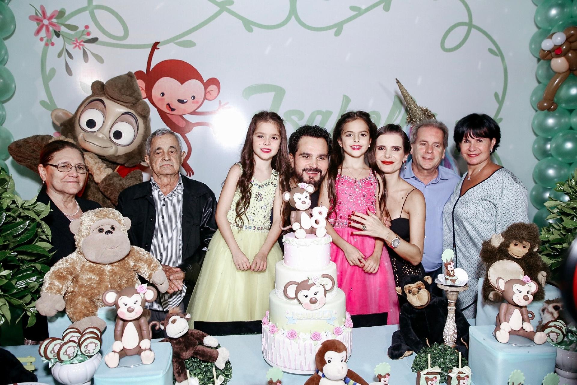 Francisco Camargo e Helena Camargo pais dos sertanejos Zezé di Camargo e Luciano posaram ao lado do filho, das netas, da nora, a arquiteta Flávia Fonseca e de sua família na hora do parabéns - Manuela Scarpa/Brazil News