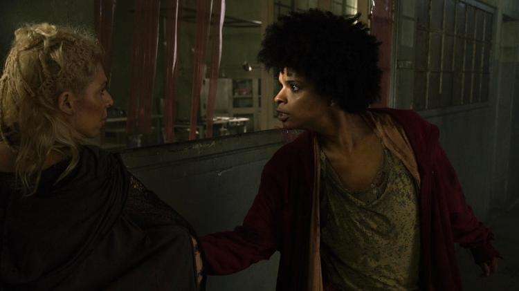 Joana (Vaneza Oliveira) está no Continente em cena da segunda temporada de "3%" - Divulgação - Divulgação