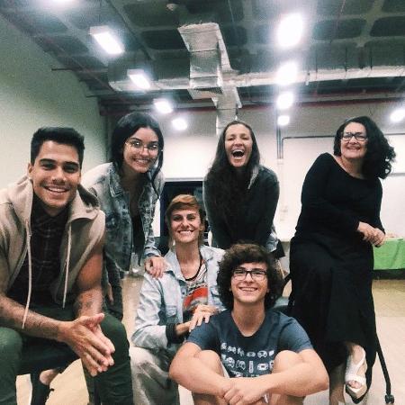 Micael Borges posa com seu núcleo na novela "O Tempo Não Para" - Reprodução/Instagram/micael - Reprodução/Instagram/micael