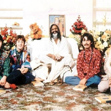 Beatles posam com o guru indiano Maharishi Mahesh Yogi - Reprodução