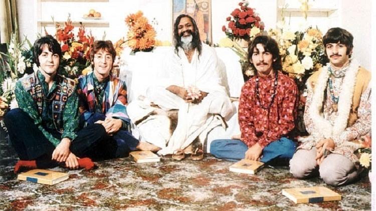 Beatles posam com o guru indiano Maharishi Mahesh Yogi - Reprodução - Reprodução