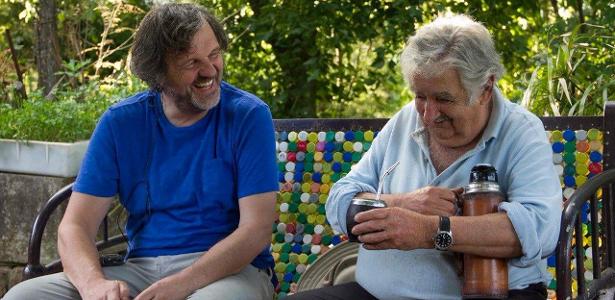 Documentarista e ex-presidente uruguaio tomam mate durante gravação - Reprodução - Reprodução