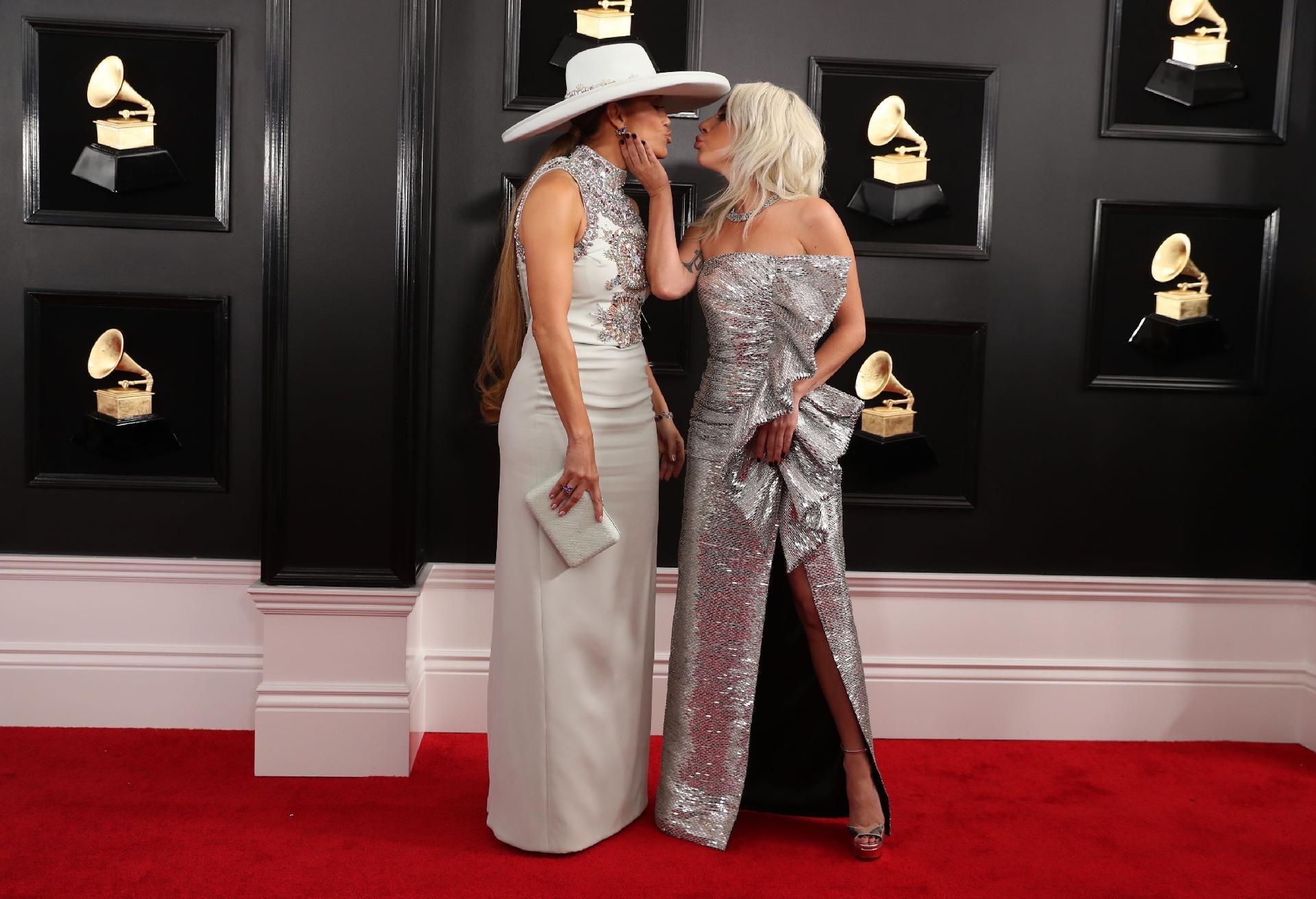 Jennifer Lopez e Lady Gaga no tapete vermelho do Grammy 2019 - Reuters