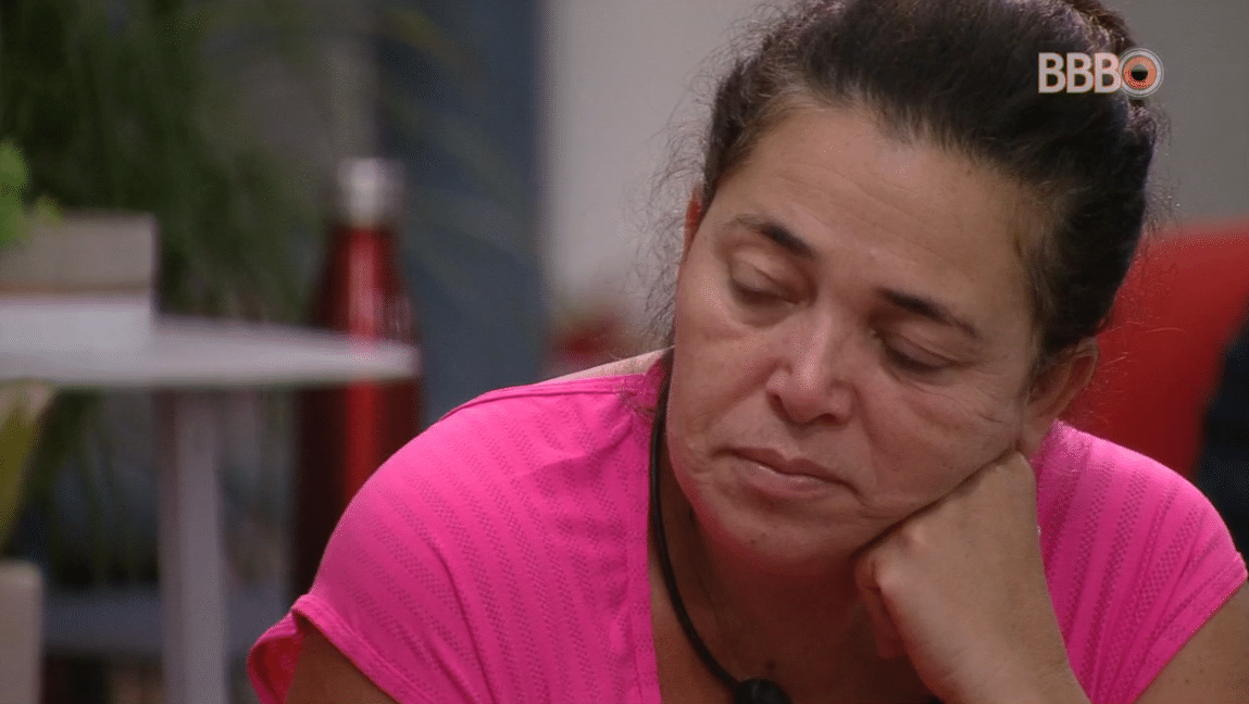 Tereza reclama da postura de Carolina na divisão de comida - Reprodução/Globoplay