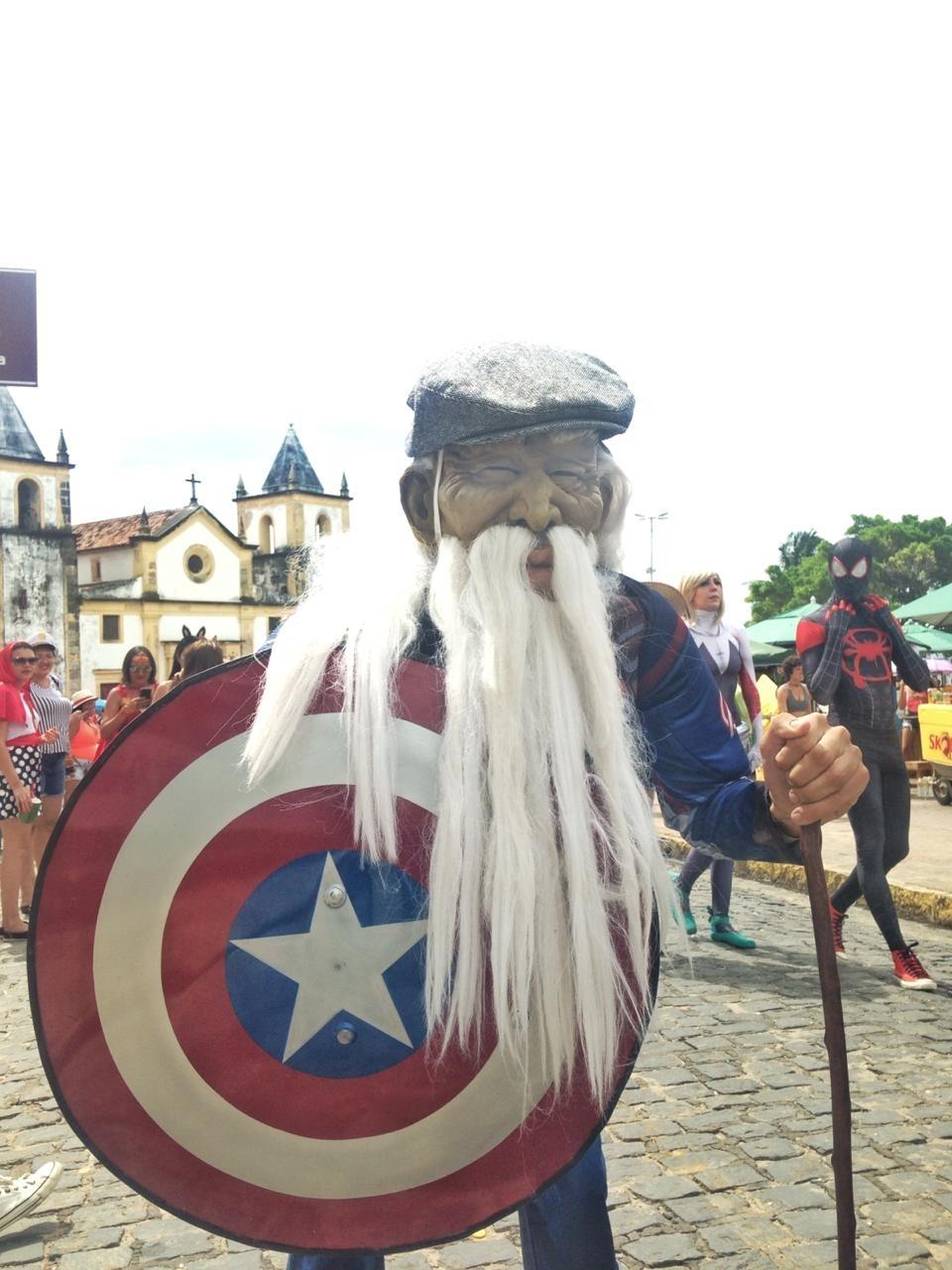 Capitão América também marcou presença no bloco "Enquanto Isso na Sala da Justiça", no Recife - Alcione Ferreira/UOL