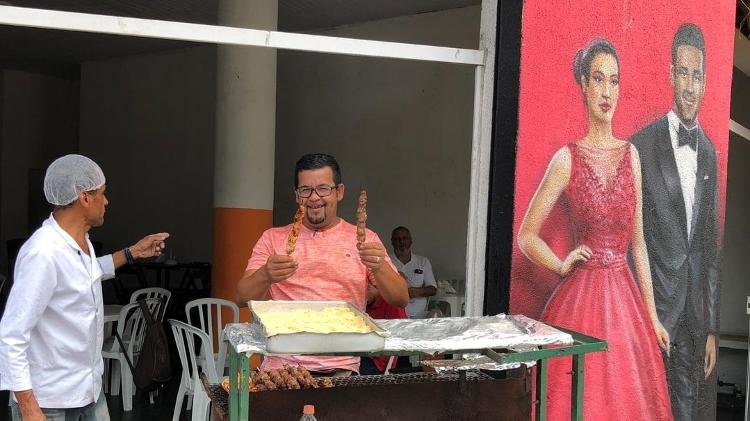 Churrasqueiro monta grelha na rua em frente ao Lolla e quer faturar R$ 6 mil - Felipe Pinheiro/UOL - Felipe Pinheiro/UOL
