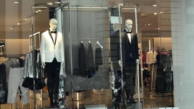 Até lojas populares e gigantes do fast fashion aproveitam a ocasião para vender trajes Black Tie - RFI - RFI