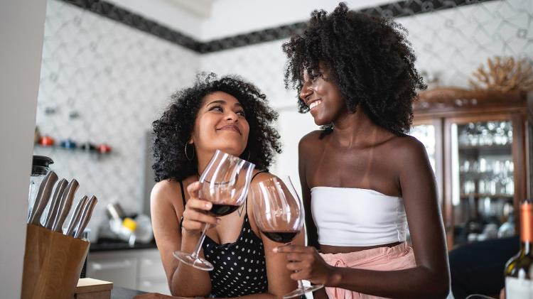 duas amigas bebendo vinho, duas mulheres - iStock - iStock
