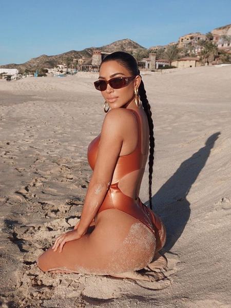 Kim Kardashian posa na praia - REPRODUÇÃO/INSTAGRAM