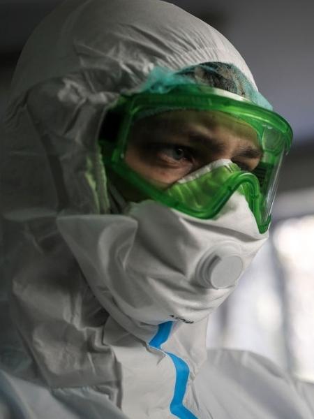 Profissional de saúde prepara injeção para paciente em hospital - Sergei Bobylev\TASS via Getty Images