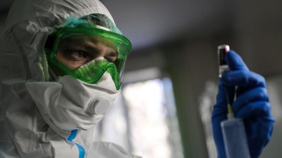 24.abr.2020 - Coronavírus: profissional de saúde prepara injeção para paciente de UTI em hospital de Moscou, na Rússia - Sergei Bobylev\TASS via Getty Images