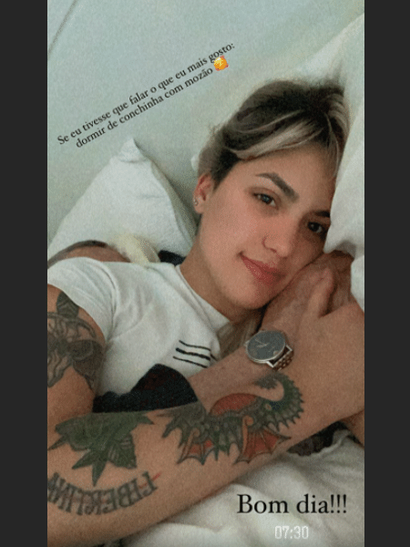 Carol Junger, deitada com Zé de Abreu - Reprodução/Instagram