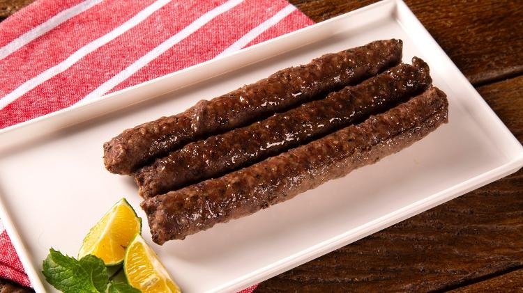 Bolinho de carne picada é sovado para criar liga - Getty Images/iStockphoto - Getty Images/iStockphoto
