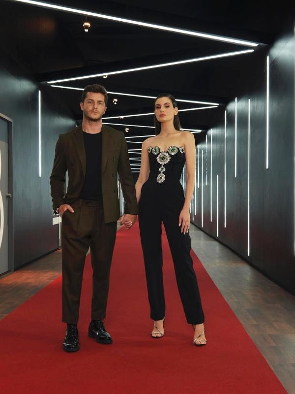  O casal de apresentadores Camila Queiroz e Klebber Toledo ao lado das cabines de encontro do reality 'Casamento às Cegas"