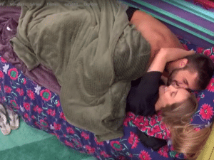 BBB 21: Carla e Arthur trocam beijos - Reprodução/Globoplay - Reprodução/Globoplay