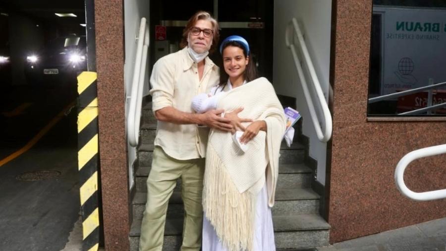 Fabio Assunção e esposa deixam a maternidade após o nascimento da filha Alana - Thyago Andrade/Brazil News