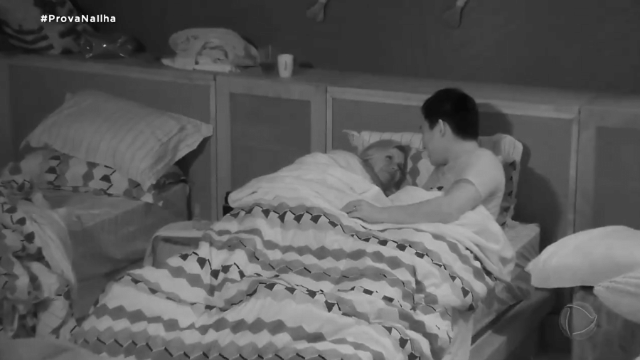 Antonela e Pyong na mesma cama na "Ilha Record" - Reprodução/Record TV