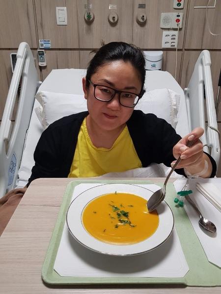 Andressa Taura Imota no hospital após cirurgia para retirada do tumor - Arquivo pessoal