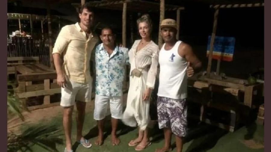 Grazi Massafera com o suposto affair, Alexandre Machafer (na ponta à esquerda), e fãs em viagem ao Ceará - Reprodução/Instagram