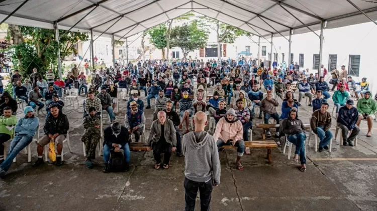 ONG Arsenal da Esperança em São Paulo abriga mais de mil homens sem casa em SP e é liderado por Padre Simone - Mônica Zanon/Divulgação - Mônica Zanon/Divulgação