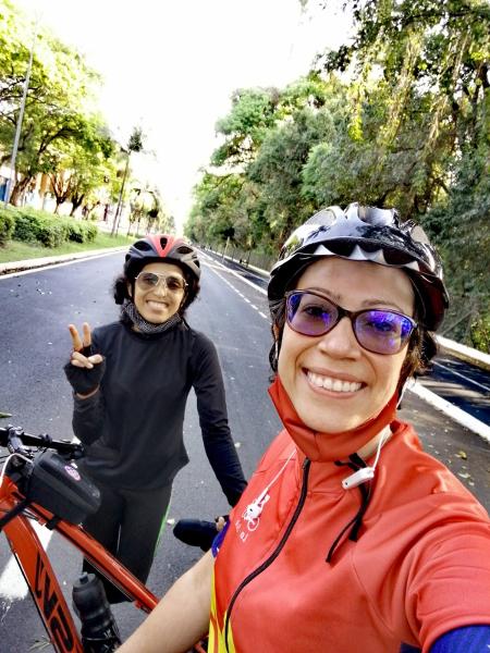 A empresária Priscila Brasil, 36, e a consultora empresarial Wellen Rezende, 36, fundadora do Lesbike, o primeiro grupo de pedal urbano sapatão de Maringá  - Arquivo pessoal